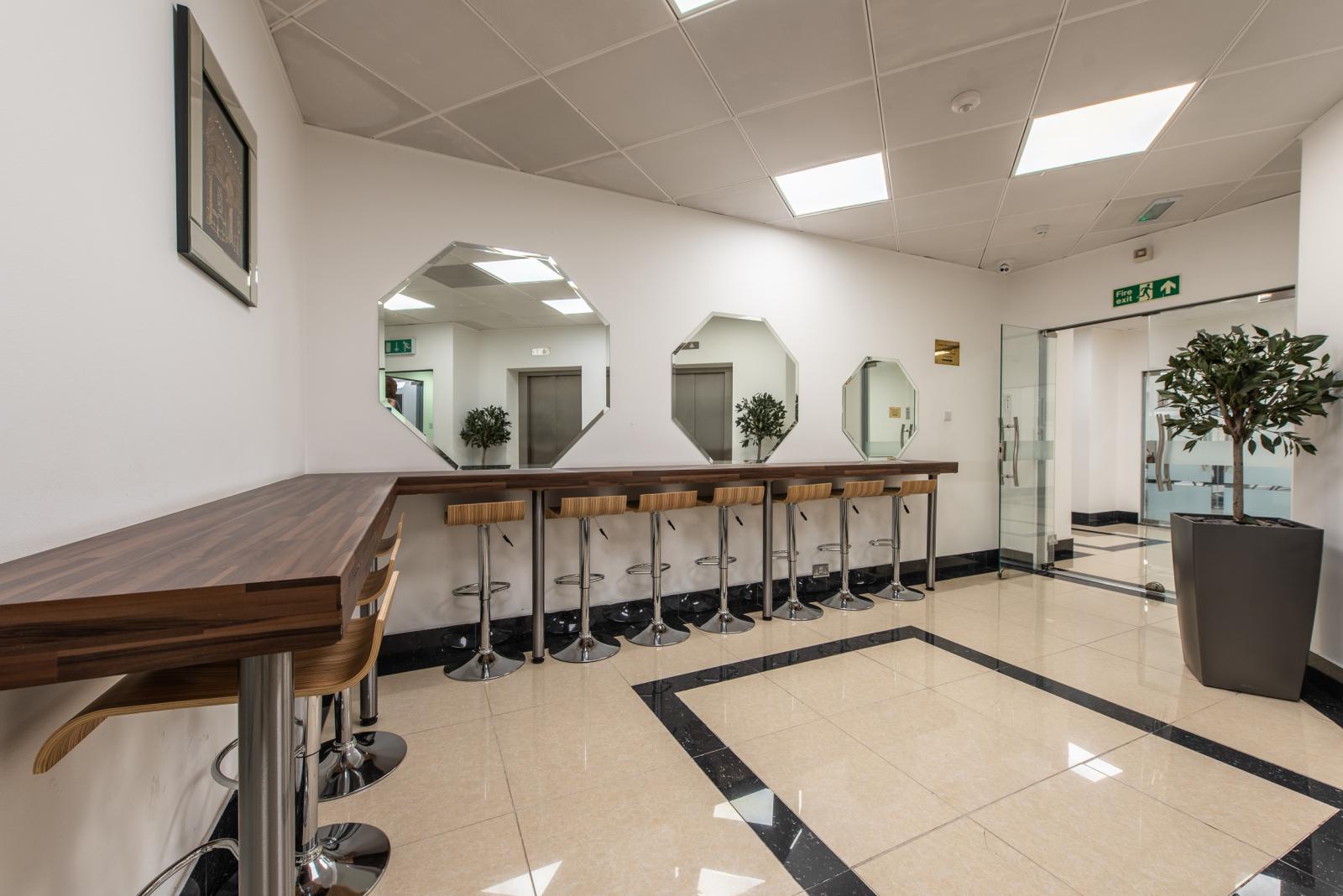 LONDON, EC4R (Office)